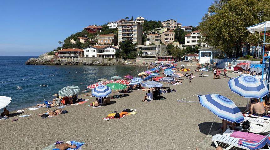 Zonguldak'ta sıcak havadan bunalanlar denize girerek serinledi