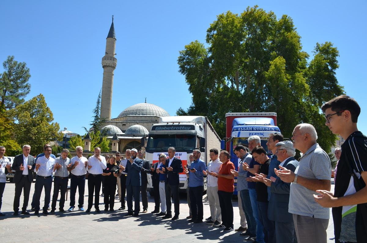 Karaman'dan Pakistan'daki sel b&ouml;lgesine 2 yardım tırı g&ouml;nderildi