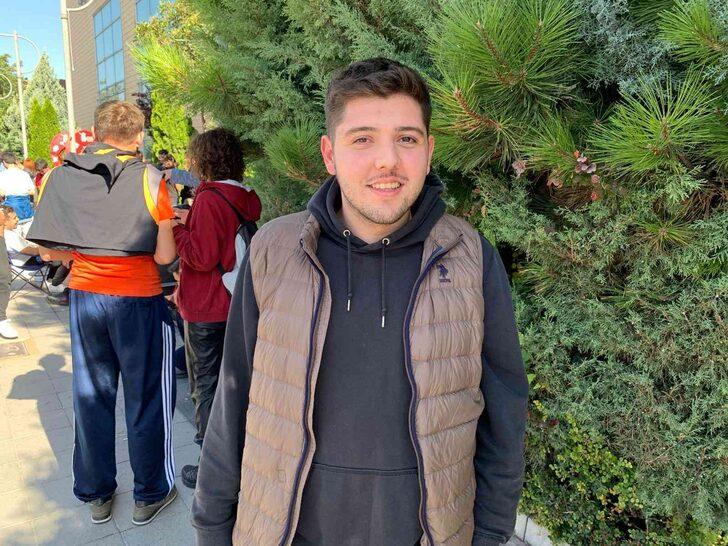 4 bin lira indirimi duydular, 12 saat kuyrukta beklediler! "Çok korkmuştuk, telefonu alınca sarıldık, öpüştük" G5