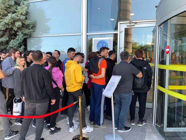 4 bin lira indirimi duydular, 12 saat kuyrukta beklediler! "Çok korkmuştuk, telefonu alınca sarıldık, öpüştük" G2