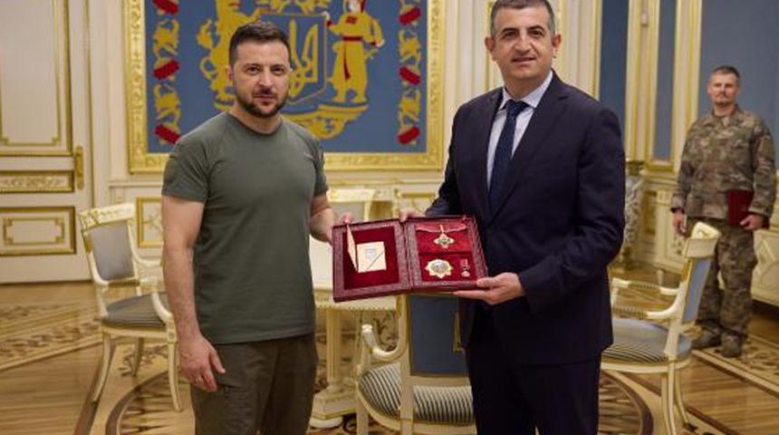 Dünya basını Zelenski'nin Haluk Bayraktar'a taktığı devlet nişanını konuşuyor! Bayraktar da Zelenski'ye ‘vışıvanka’ gömleğinden hediye etti