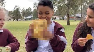 Avustralya’da okul kantininde çılgınlık! Binlerce okula dağıttılar, çocuklara böcek yedirdiler