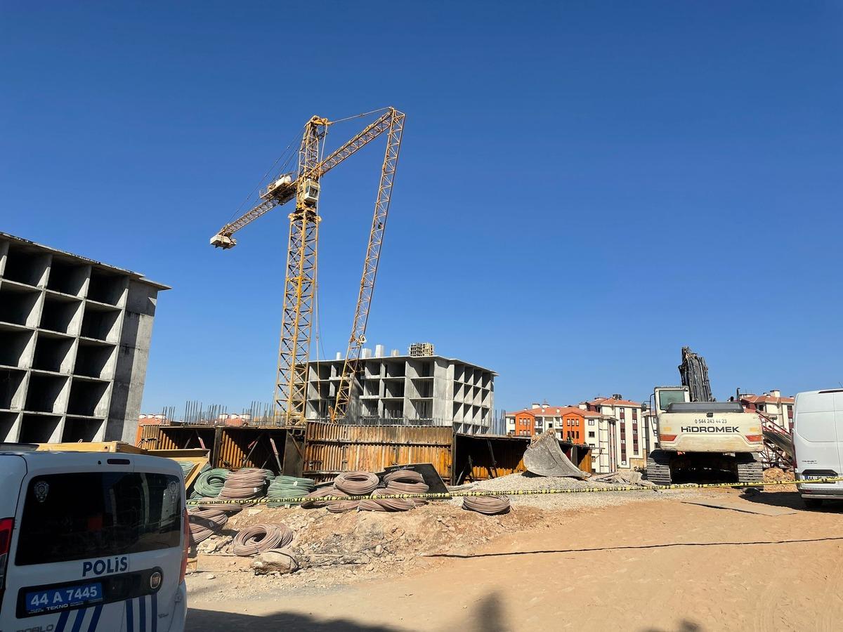Malatya'da inşaat &ccedil;alışmaları sırasında vin&ccedil; devrildi