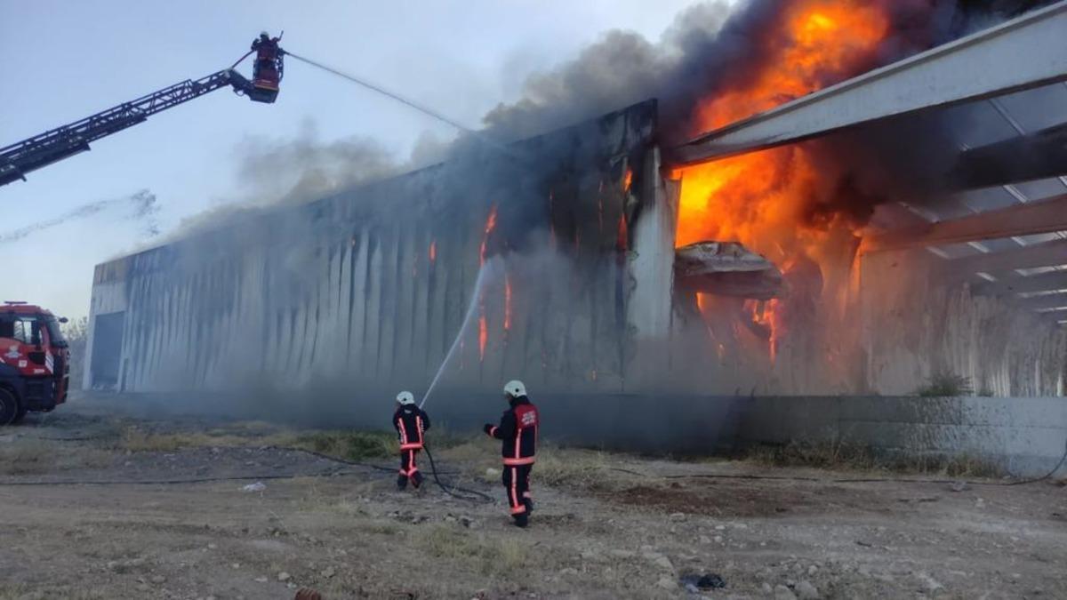 Malatya'da kayısı depolama fabrikasında yangın &ccedil;ıktı
