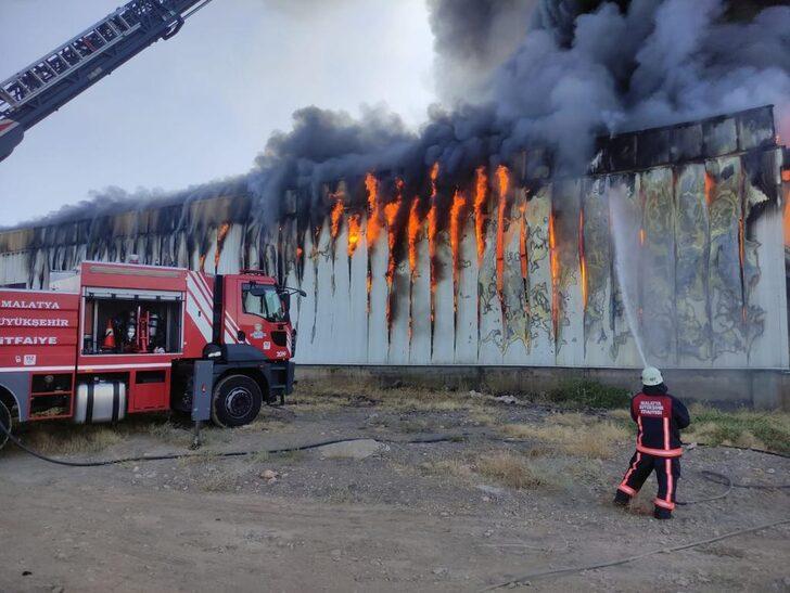 GÜNCELLEME - Malatya'da kayısı depolama fabrikasında çıkan yangın kontrol altına alındı G4
