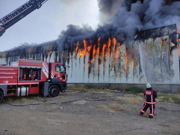 Malatya'da kayısı depolama fabrikasında yangın çıktı G5