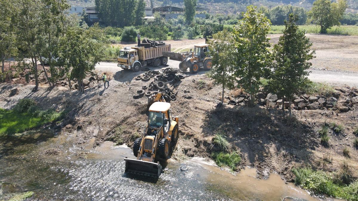 Osmaniye'de dere yatağı ara&ccedil; lastiklerinden temizlendi