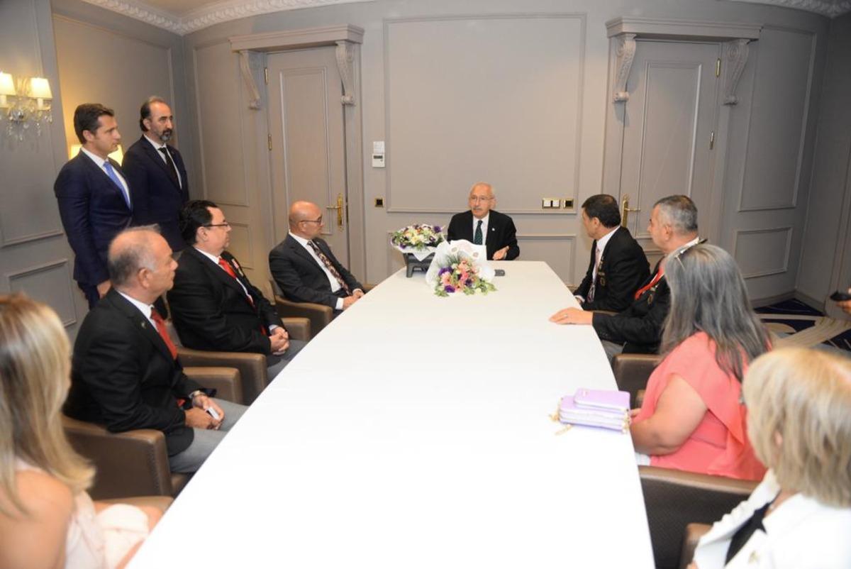 CHP Genel Başkanı Kılı&ccedil;daroğlu, İzmir'de Kuddusi Okkır'ın eşini ziyaret etti