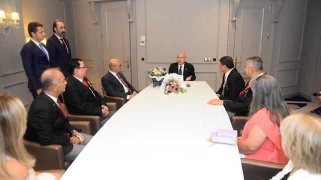 CHP Genel Başkanı Kılıçdaroğlu, İzmir'de Kuddusi Okkır'ın eşini ziyaret etti