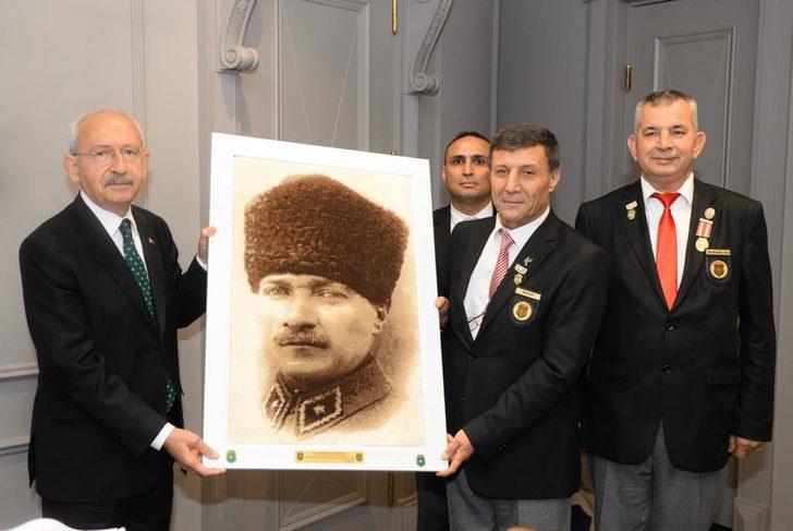 CHP Genel Başkanı Kılıçdaroğlu, İzmir'de Kuddusi Okkır'ın eşini ziyaret etti G2