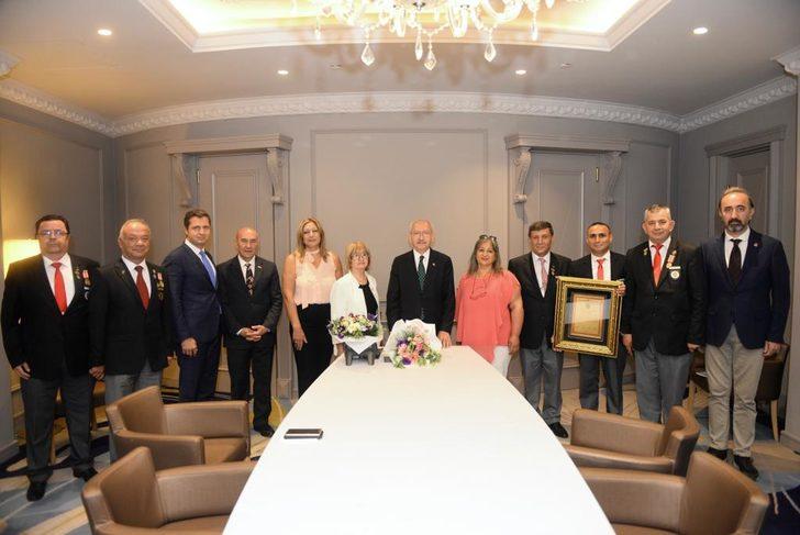 CHP Genel Başkanı Kılıçdaroğlu, İzmir'de Kuddusi Okkır'ın eşini ziyaret etti G4