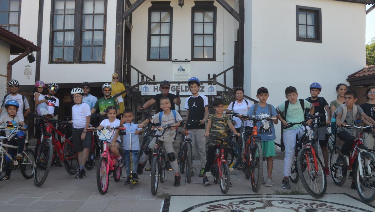 Amasya'da &ccedil;ocuklar "temiz &ccedil;evre" i&ccedil;in aileleriyle pedal &ccedil;evirdi