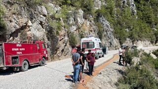 Antalya'da uçuruma yuvarlanan otomobildeki 2 kişi yaralandı