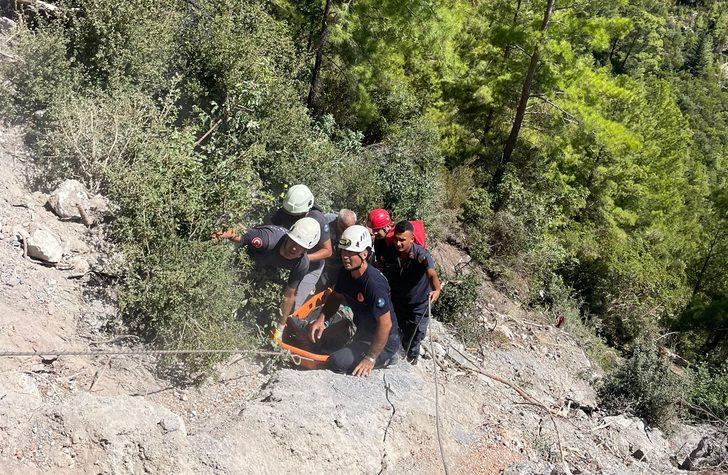 Antalya'da uçuruma yuvarlanan otomobildeki 2 kişi yaralandı G4