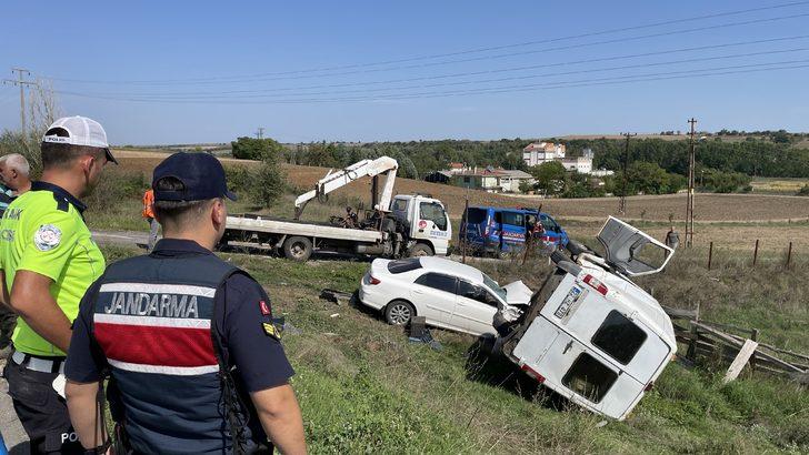 Edirne'de hafif ticari araçla otomobil çarpıştı, 2 kişi yaralandı G1