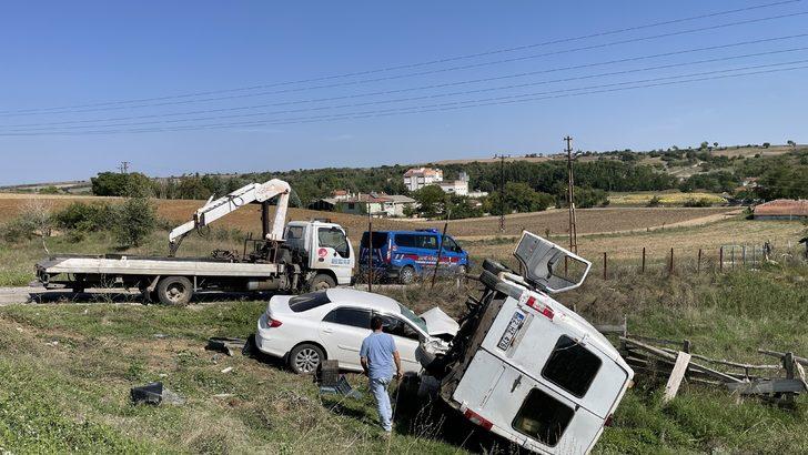 Edirne'de hafif ticari araçla otomobil çarpıştı, 2 kişi yaralandı G2