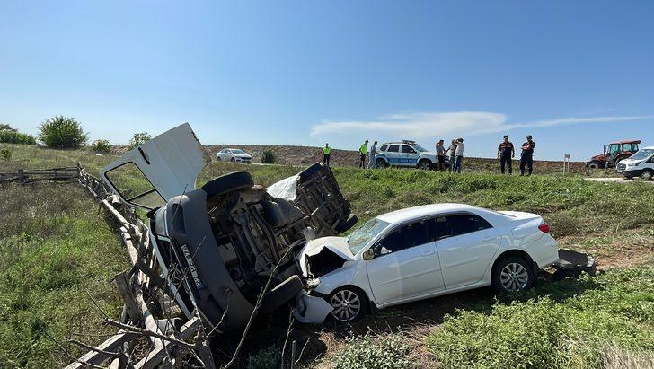 Edirne'de hafif ticari araçla otomobil çarpıştı, 2 kişi yaralandı G4