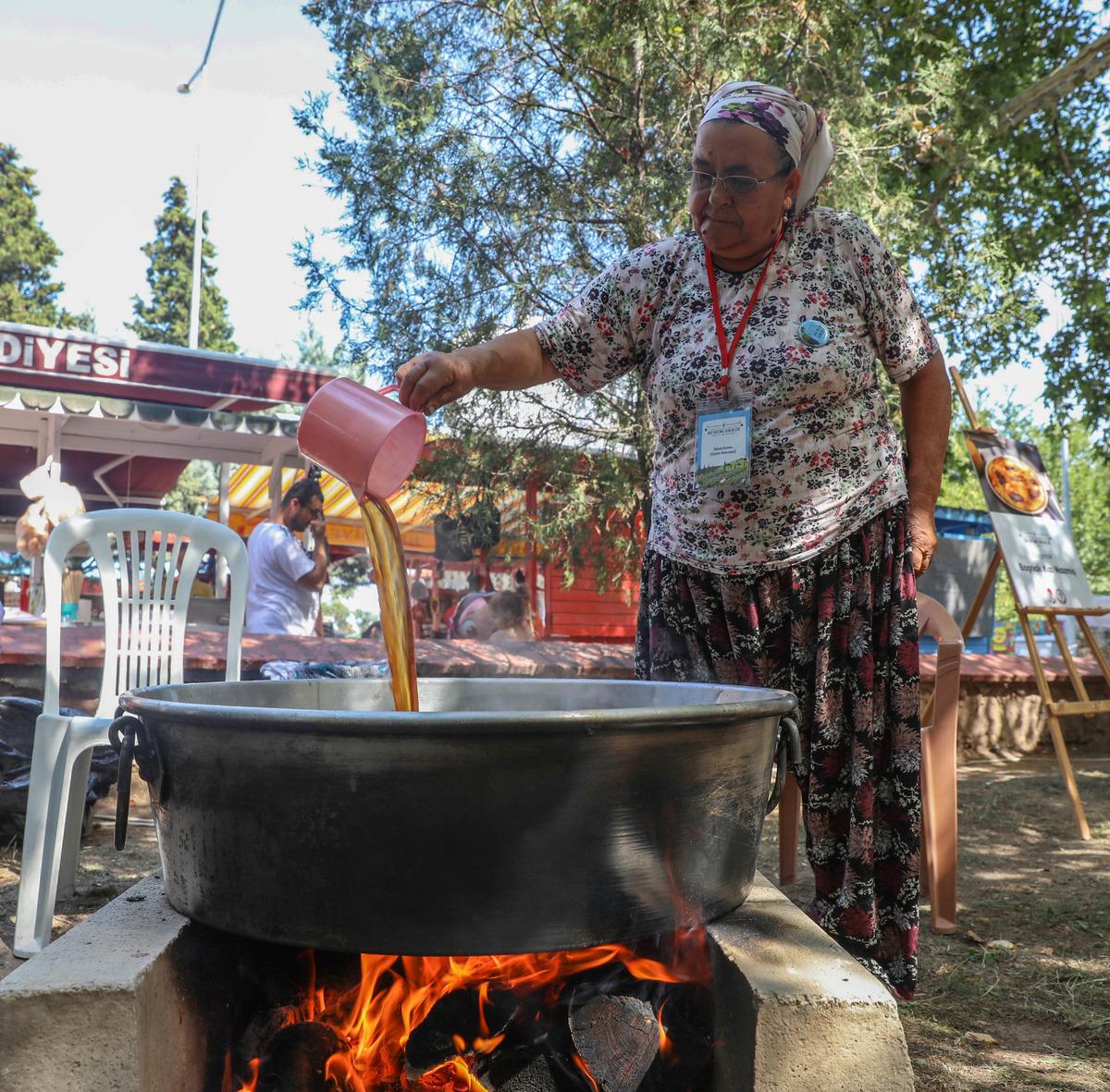 Kırklareli'nde k&ouml;yl&uuml; kadınlar y&ouml;resel lezzetleri tanıttı