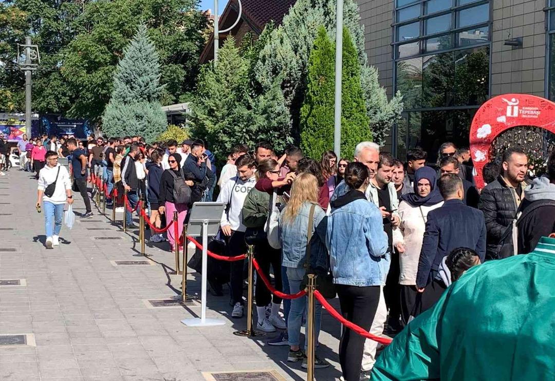 4 bin lira indirimi duydular, 12 saat kuyrukta beklediler! "&Ccedil;ok korkmuştuk, telefonu alınca sarıldık, &ouml;p&uuml;şt&uuml;k"