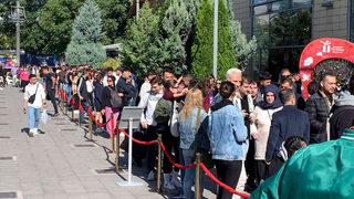 4 bin lira indirimi duydular, 12 saat kuyrukta beklediler! Çok korkmuştuk, telefonu alınca sarıldık, öpüştük