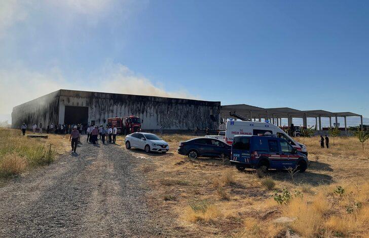 GÜNCELLEME - Malatya'da kayısı depolama fabrikasında çıkan yangın kontrol altına alındı G1
