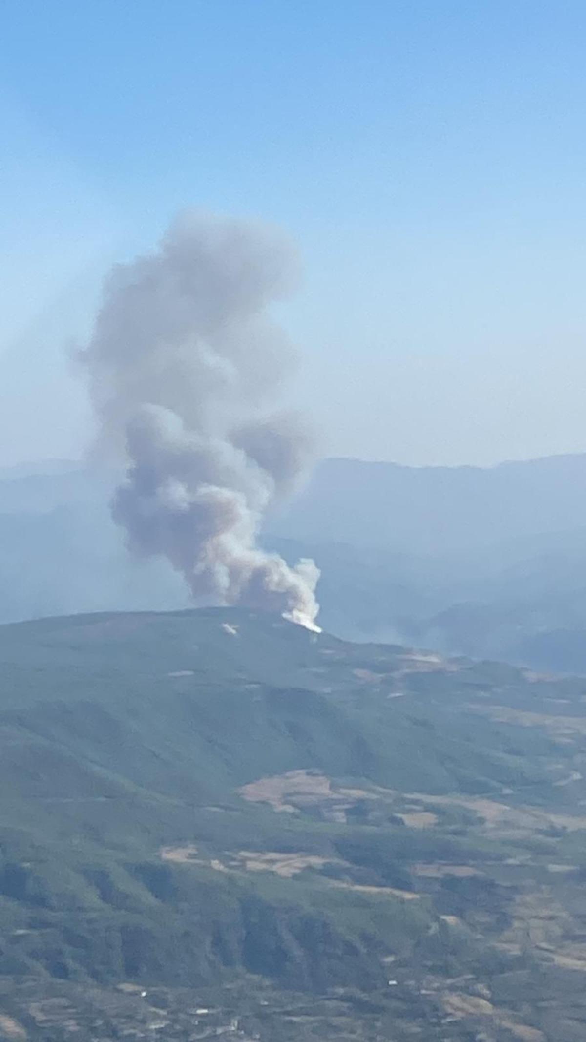 Denizli'de orman yangınının s&ouml;nd&uuml;r&uuml;ld&uuml;ğ&uuml; b&ouml;lgeye yakın konumda yeni bir yangın başladı