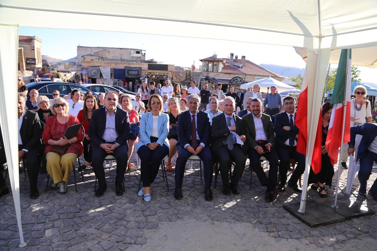 Kapadokya'da "Konuş benimle d&uuml;nya" sergisi a&ccedil;ıldı