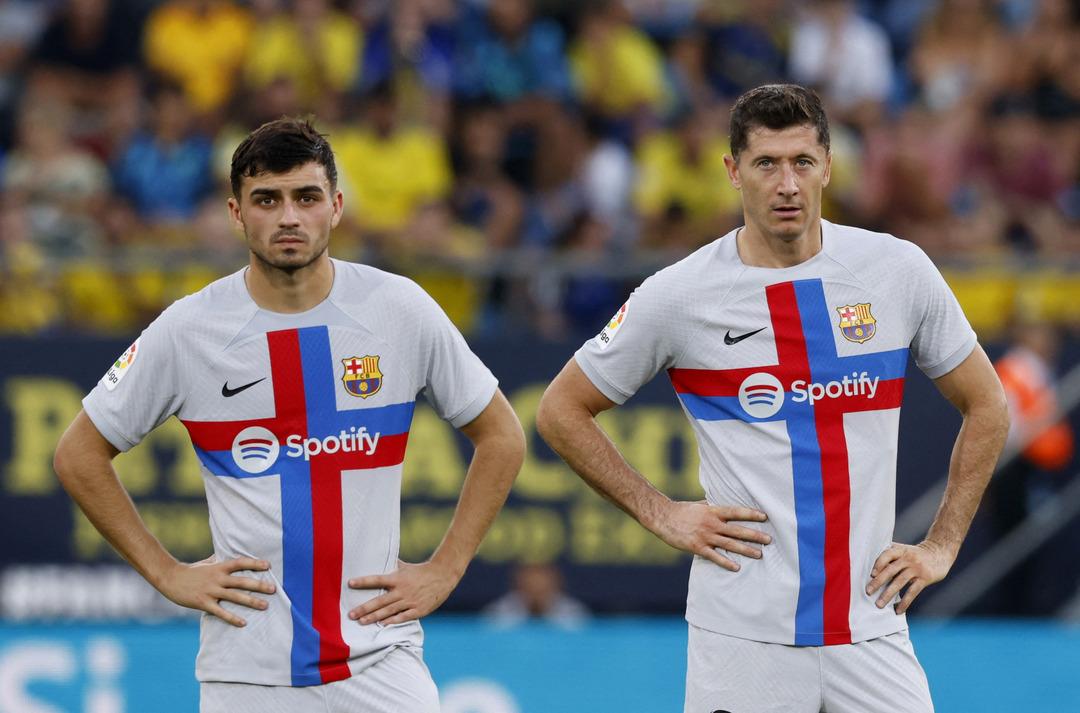 Son dakika: Cadiz - Barcelona ma&ccedil;ında t&uuml;m stadyum buz kesti! Bir taraftarın ge&ccedil;irdiği kalp rahatsızlığı nedeniyle oyun durdu...