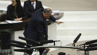 CHP’li Levent Gök Meclis’te fena düştü