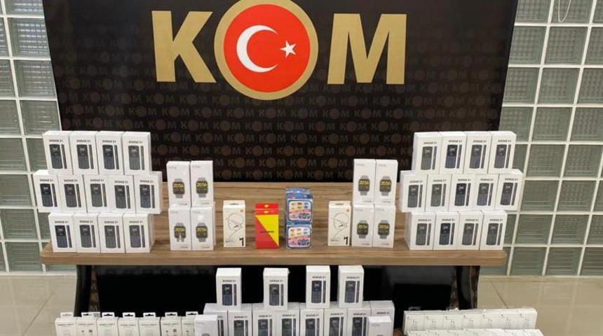 Manisa'da iş yerinde gümrük kaçağı telefonlar ele geçirilen kişi gözaltına alındı