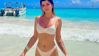 Merve Yalçın derin göğüs dekolteli elbisesiyle dudak uçuklattı!