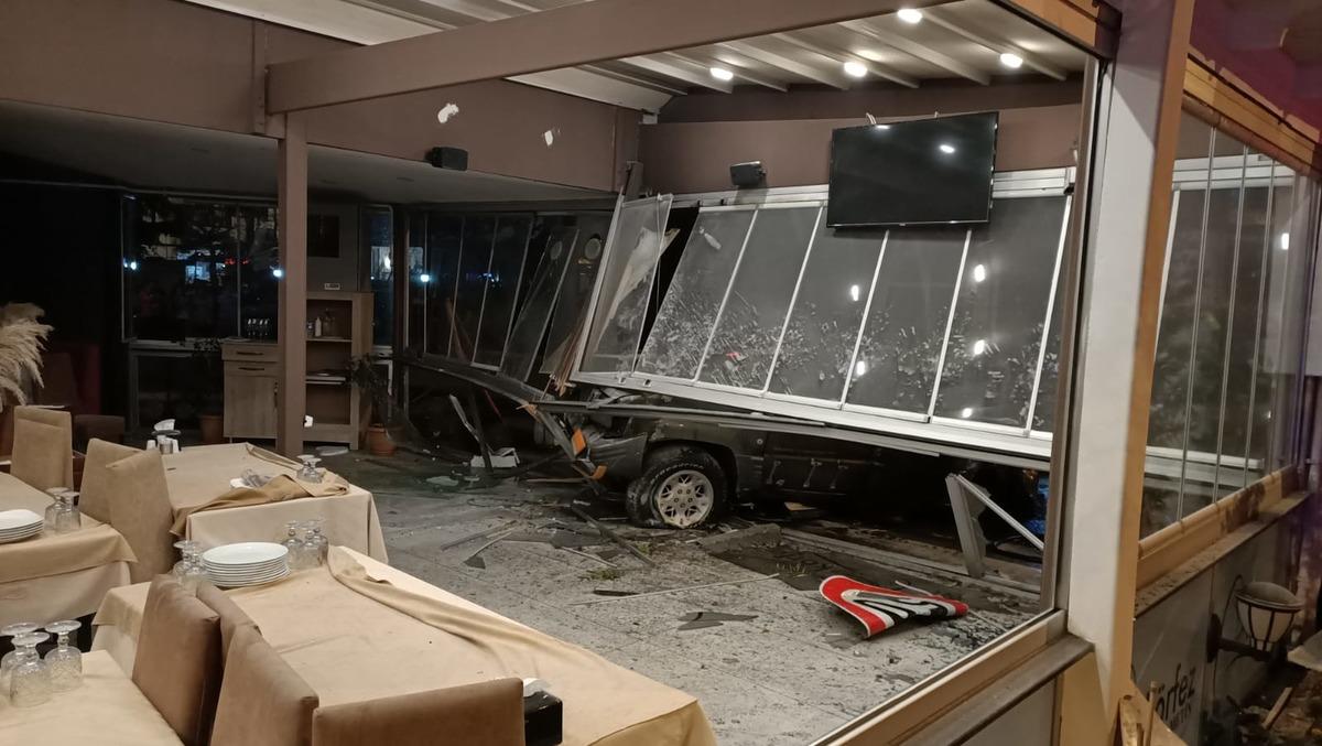 Trabzon'da kaza yapan otomobil yandı