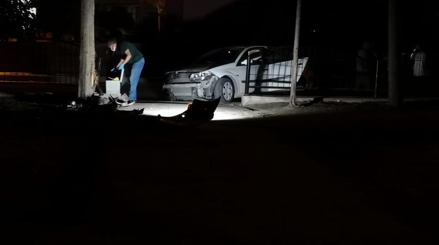 Kırmızı ışıkta silahlı saldırı! Otomobile kurşun yağdırdı: 1 ölü, 1 yaralı
