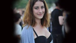 Oyuncu Hazal Kaya sarı mini elbisesiyle güzellik saçtı!