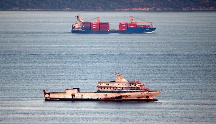 GÜNCELLEME - Yunanistan Sahil Güvenlik birimlerinin taciz ateşi açtığı gemi Çanakkale Boğazı'nda demirledi G3