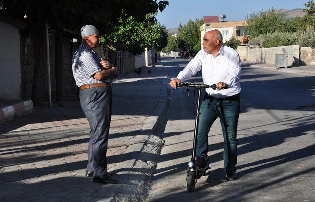 muhtar-makam-aracim-dedigi-skuterle-kapi-kapi-dolasip-sorunlari-dinliyor_1172_dhaphoto3