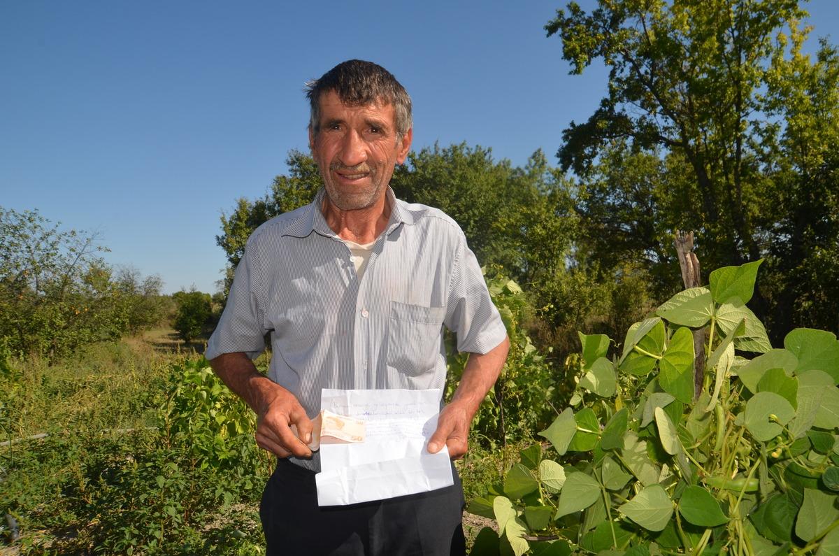 İzinsiz aldıkları sebzeler i&ccedil;in para ve not bırakıp helallik istediler