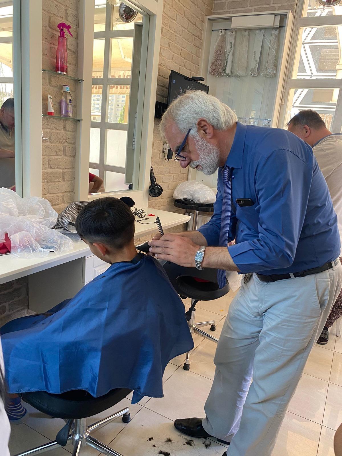 Kayseri'de mahalle muhtarı ihtiya&ccedil; sahibi &ccedil;ocukların sa&ccedil;larını &uuml;cretsiz kestirdi