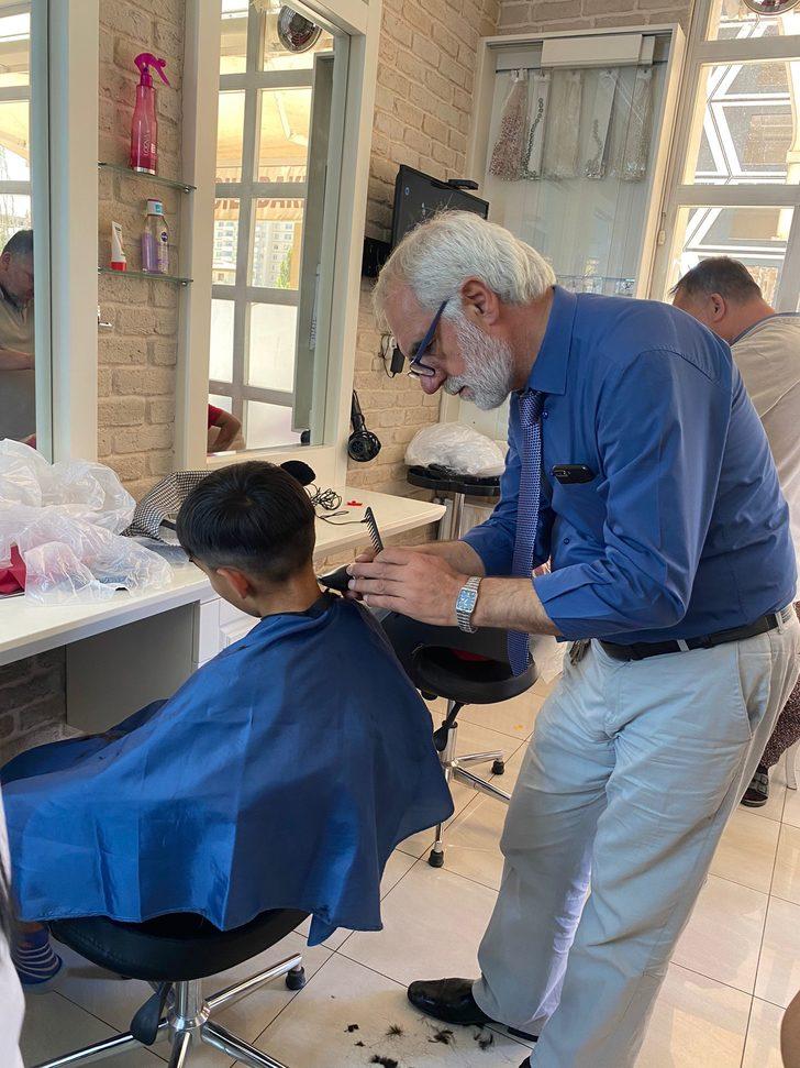 Kayseri'de mahalle muhtarı ihtiyaç sahibi çocukların saçlarını ücretsiz kestirdi G1