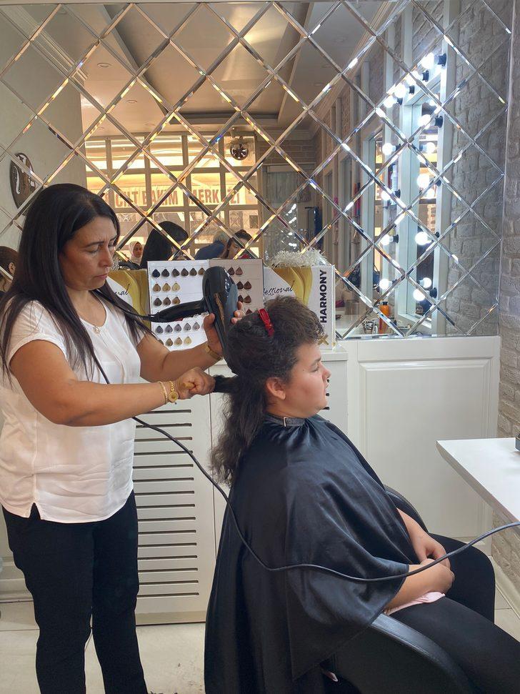 Kayseri'de mahalle muhtarı ihtiyaç sahibi çocukların saçlarını ücretsiz kestirdi G2