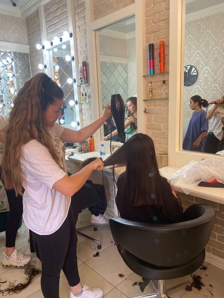 Kayseri'de mahalle muhtarı ihtiyaç sahibi çocukların saçlarını ücretsiz kestirdi G3