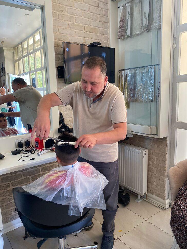 Kayseri'de mahalle muhtarı ihtiyaç sahibi çocukların saçlarını ücretsiz kestirdi G4