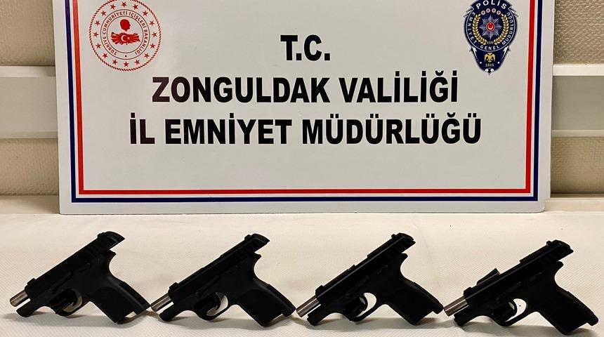 Zonguldak'ta otomobilin koltuğunun altına gizlenmiş 4 ruhsatsız tabanca ele geçirildi