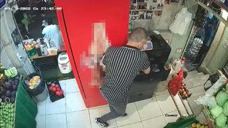 Müşteri gibi geldi, bir anlık dalgınlıktan faydalanıp kasayı boşalttı! Beyoğlu'ndaki şaşırtan hırsızlık kamerada