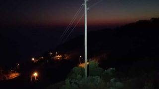 Fethiye'de elektrik direğinde mahsur kalan kedi kurtarıldı