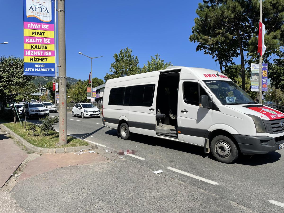 Ordu'da seyir halindeki minib&uuml;s&uuml;n a&ccedil;ık kapısından d&uuml;şen kadın yolcu ağır yaralandı