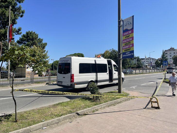 Ordu'da seyir halindeki minibüsün açık kapısından düşen kadın yolcu ağır yaralandı G2