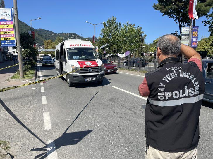Ordu'da seyir halindeki minibüsün açık kapısından düşen kadın yolcu ağır yaralandı G3