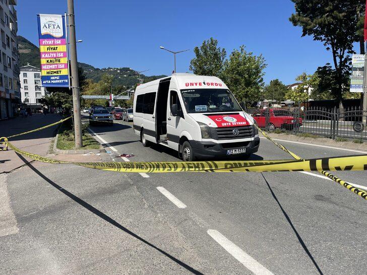 Ordu'da seyir halindeki minibüsün açık kapısından düşen kadın yolcu ağır yaralandı G4