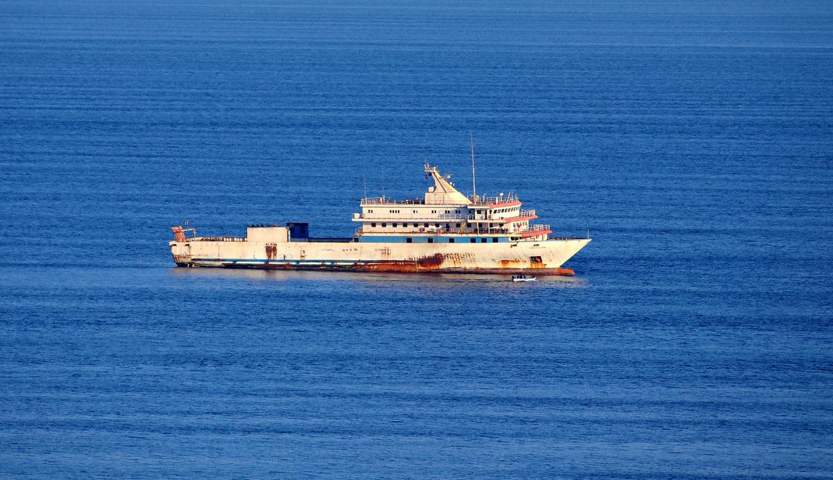 Yunanistan Sahil G&uuml;venlik birimlerinin taciz ateşi a&ccedil;tığı gemi yeniden seyrine başladı
